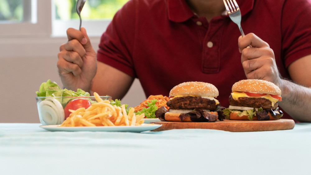 肥胖者暴飲暴食原因找到了？ 研究證實：大腦對營養素反應「嚴重受損」