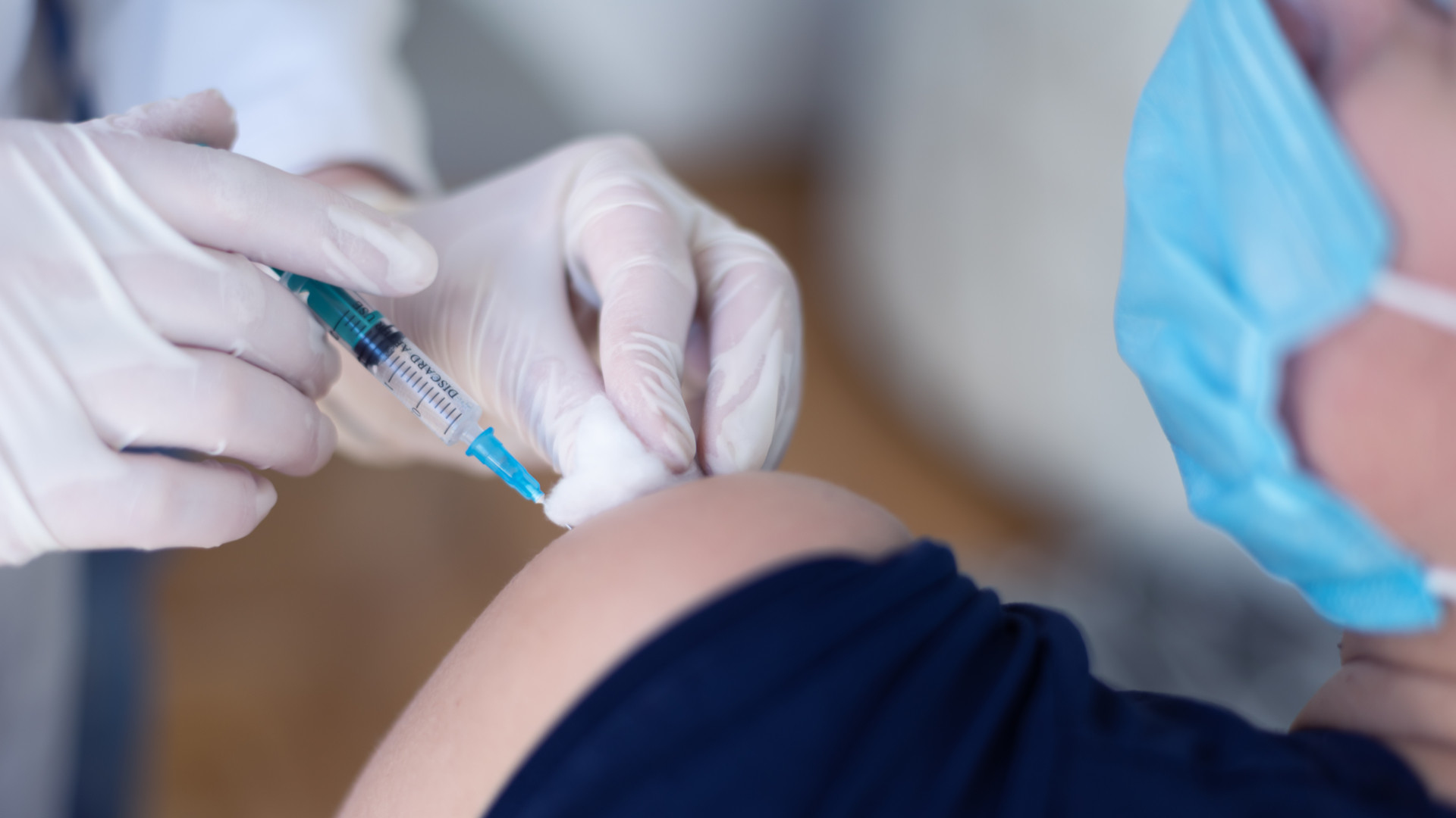 打新冠疫苗還不夠！醫師建議成年人  應施打「這些疫苗」增加防護力