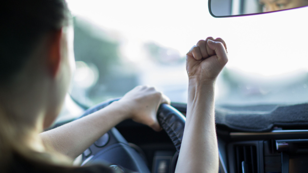 美研究：在車上擺「1物件」可預防路怒症！  危險駕駛分數下降逾2成