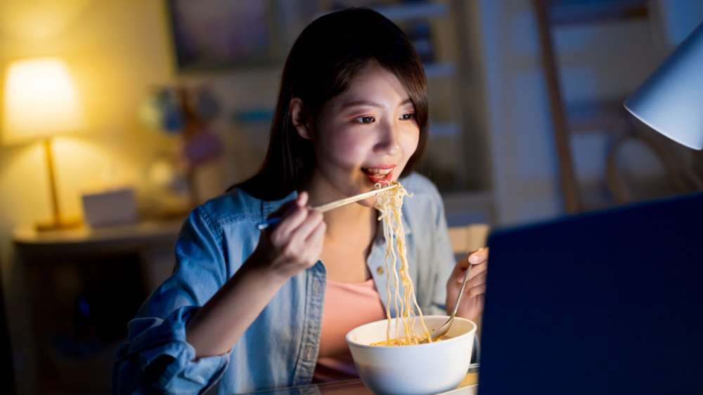 晚餐最好提早吃！  研究：9點才吃晚餐腦血管風險暴增28%  夜間禁食時間愈長愈健康？