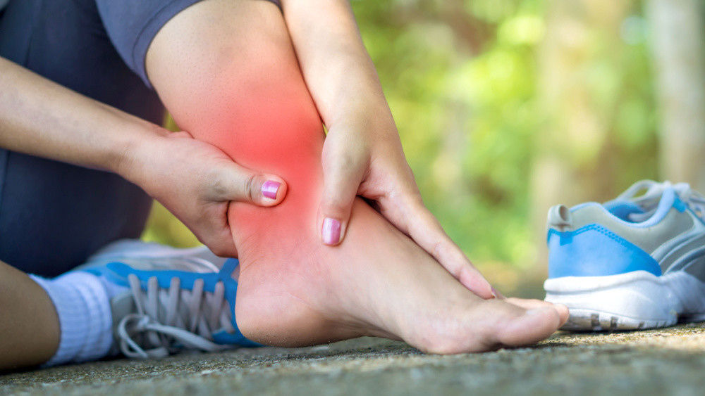 腳後跟疼痛不只與「跟腱炎」有關？  專家解析「3種後跟痛」差異、治療方法