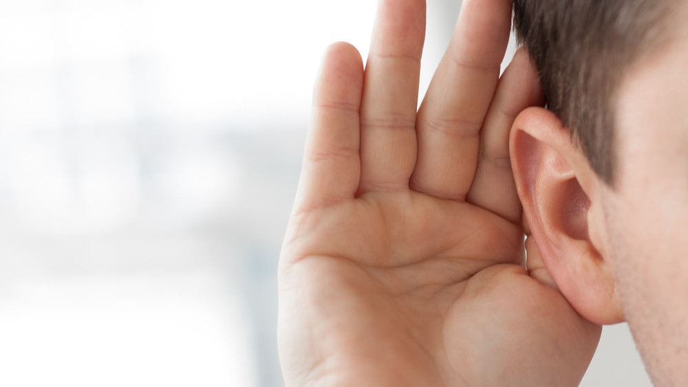 聽不懂同事說話恐是「晚發性聽損」！  哪些人應考量植入人工電子耳？