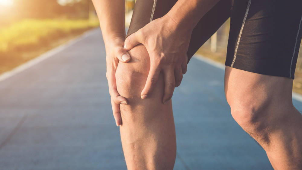 跑步後膝蓋卡卡是「髕骨外翻」？  醫揭風險因子與症狀：肌力訓練是關鍵