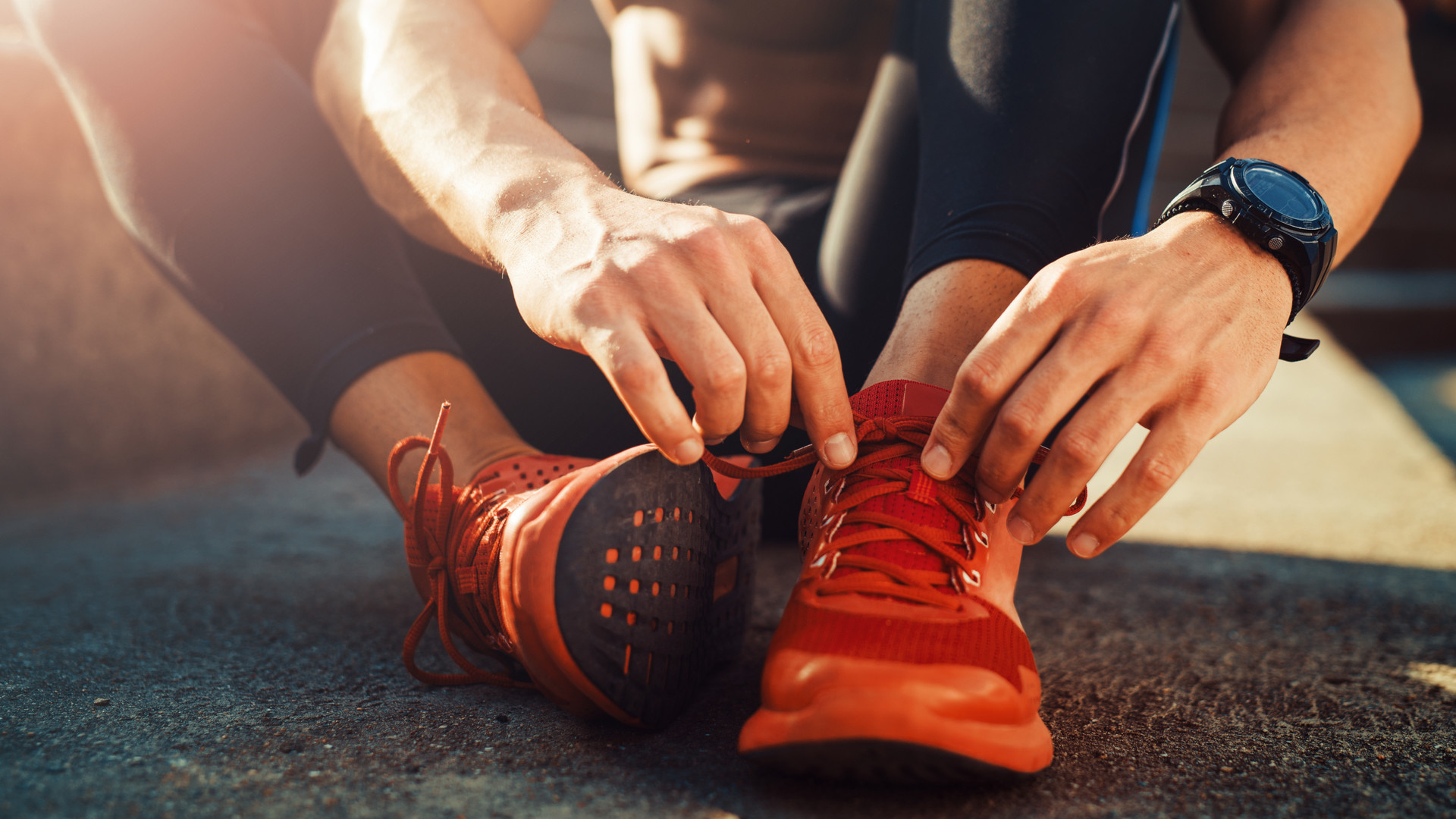 慢跑鞋跟太厚傷膝蓋？  穿「極簡跑鞋」運動6個月  增強足部力量57％？