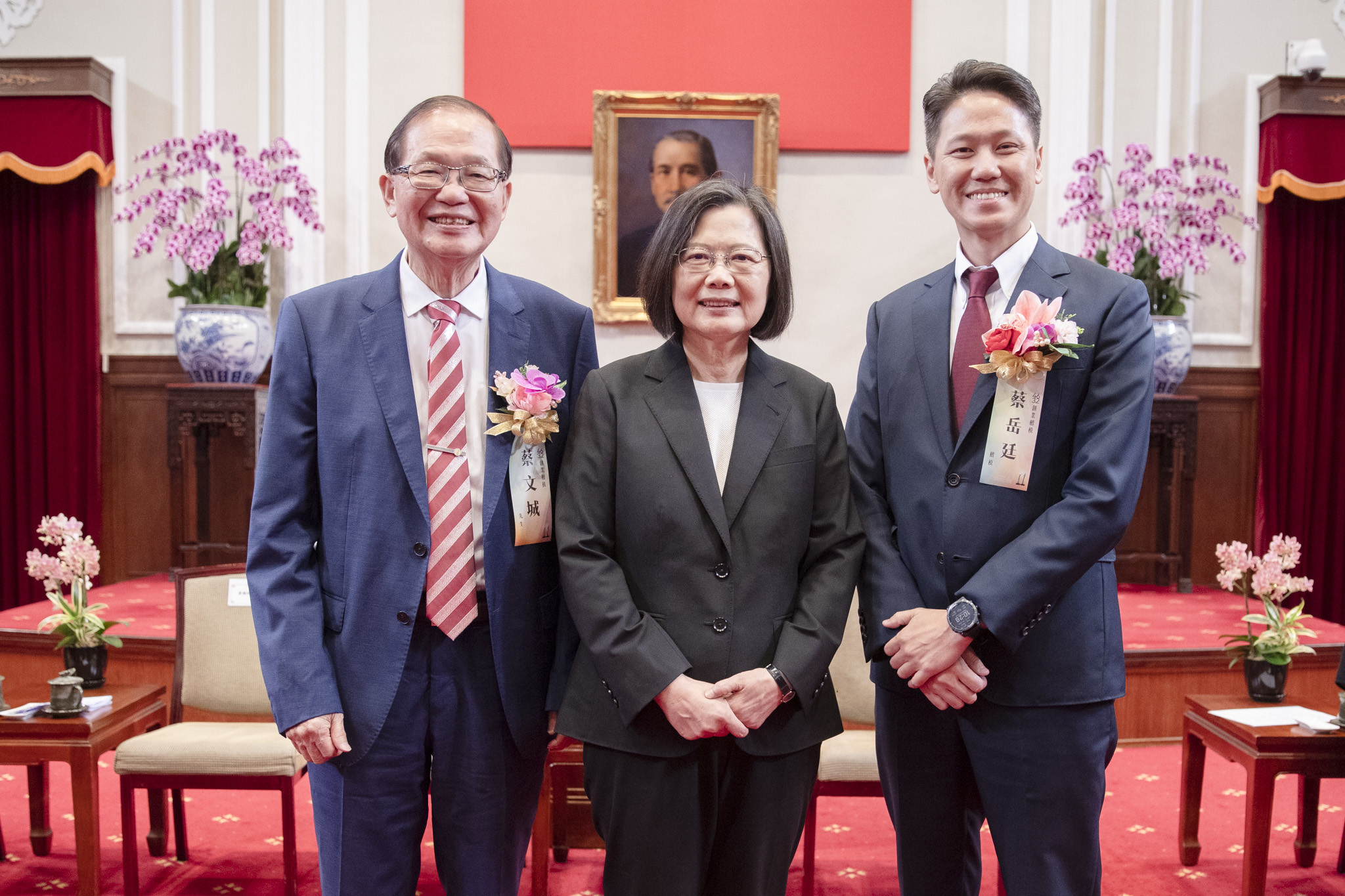 董事長蔡文城及總經理蔡岳獲獎受邀拜會總統府，與蔡英文總統互動交流。