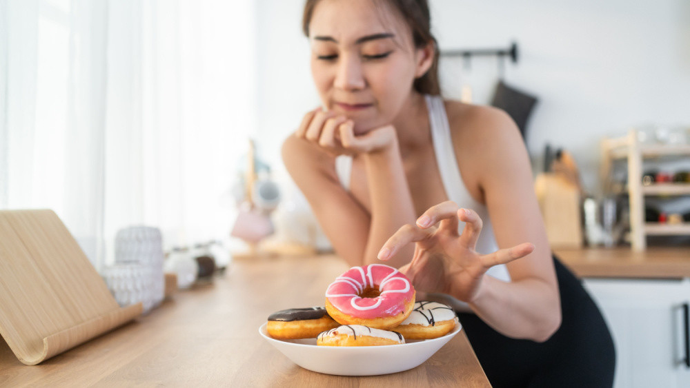 吃一份甜甜圈就超標！  《BMJ》研究驚曝：攝取過量糖分與「40種負面影響」有關