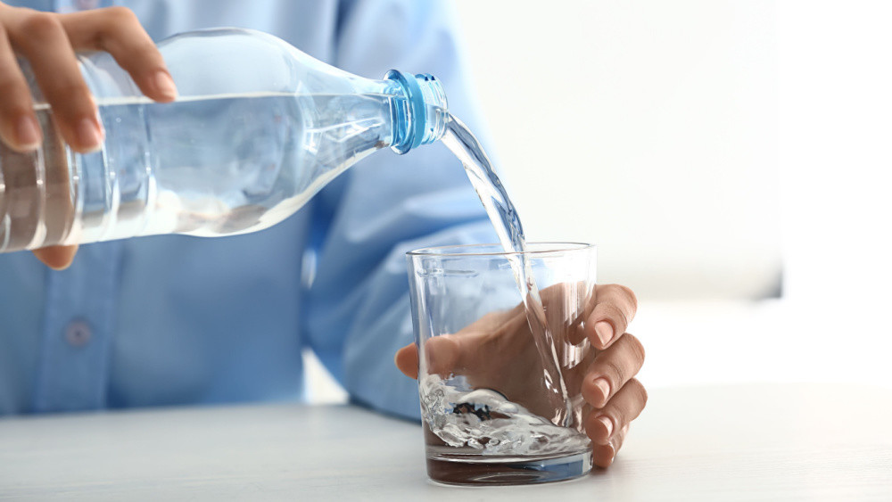 鹼性水沒那麼神！ 專家破解迷思：與喝開水沒兩樣  抗癌、排毒效果「聽聽就好」