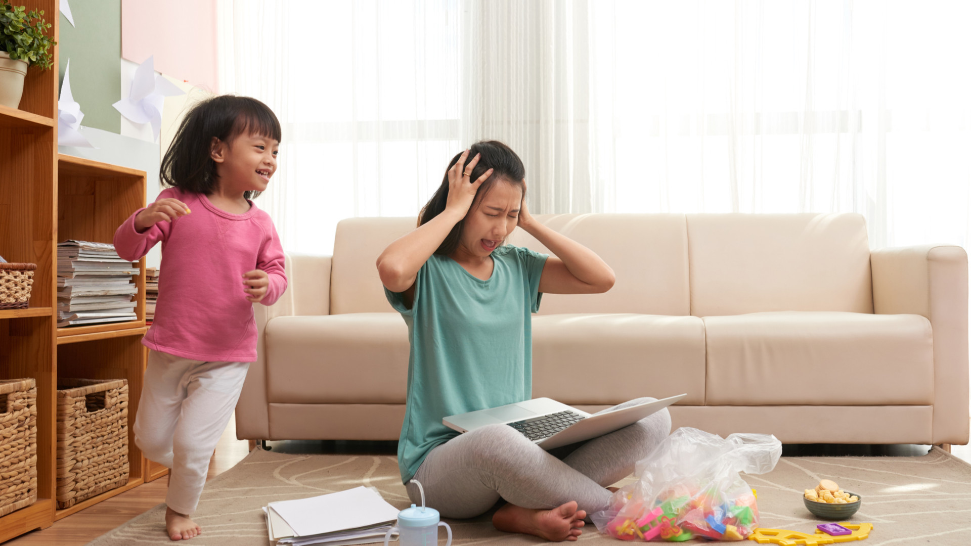 在家工作孩子又停課  疫情讓家長壓力大到崩潰？  治療師教2招調適身心