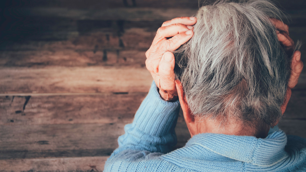 人越老越「多愁善感」？ 《Nature》研究：老年人容易受「負面情緒」影響