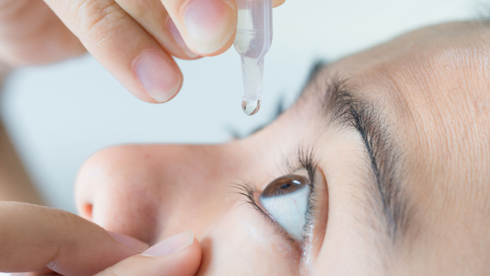 白內障跟亂點眼藥水有關？  專家揭白內障4大原因、症狀與預防飲食法！