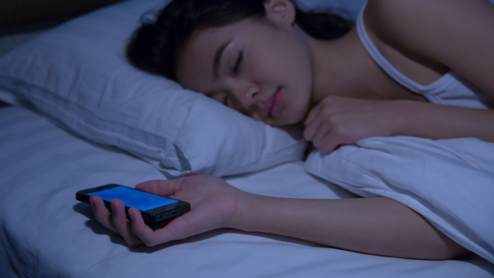 睡前「手機放枕邊」讓你瘦不下來！  日專家：電磁波恐導致「狂食症」發作