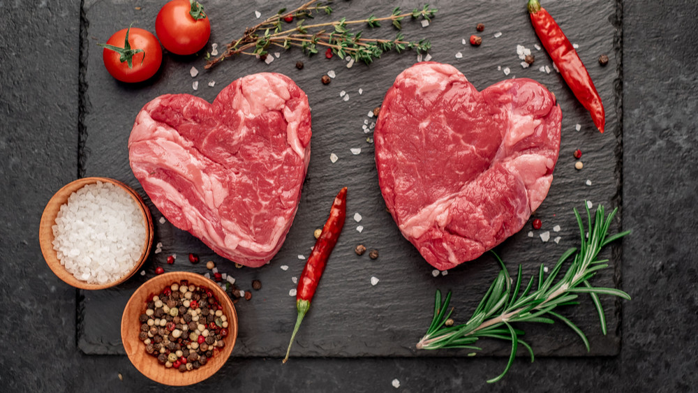 吃紅肉易得心臟病，膽固醇不是唯一原因！研究：跟腸道「代謝產物」有關