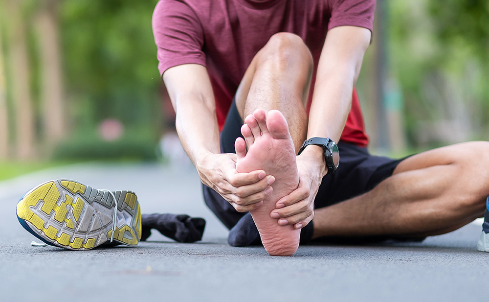 走沒幾步腳痠腳痛？足壓不正常不只傷膝蓋！葡萄糖胺怎麼補才有效？
