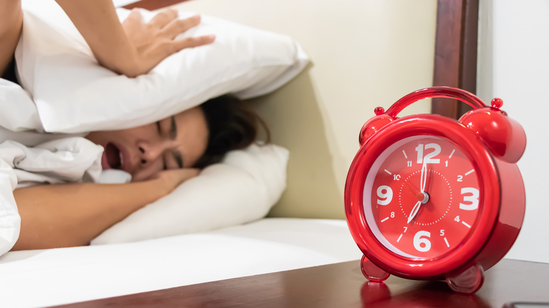 在家上班＝賴床時間變多？研究：晚起1小時恐增憂鬱症風險！