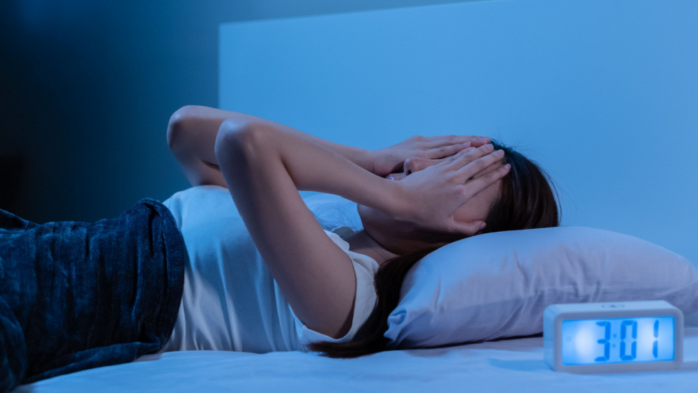 鬧鐘還沒響就醒  恐是睡眠品質出問題！ 營養師：「3徵兆全中」還要當心暴肥風險