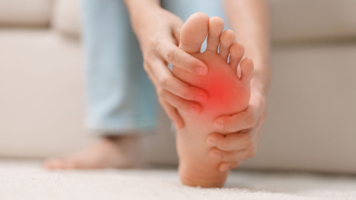 比踩到樂高還痛？  一下床就腳痛恐是「足底筋膜炎」！  治療師：久站族每天必做「3動作」預防