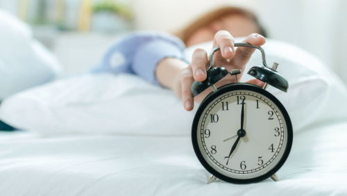 假日補眠為何「越睡越累」？ 重症醫解惑：原來是沒做到「4件事」
