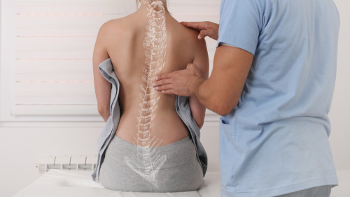 「脊椎側彎」會變矮嗎？  矯正完能否回歸正常？  醫曝「不開刀」2大治療